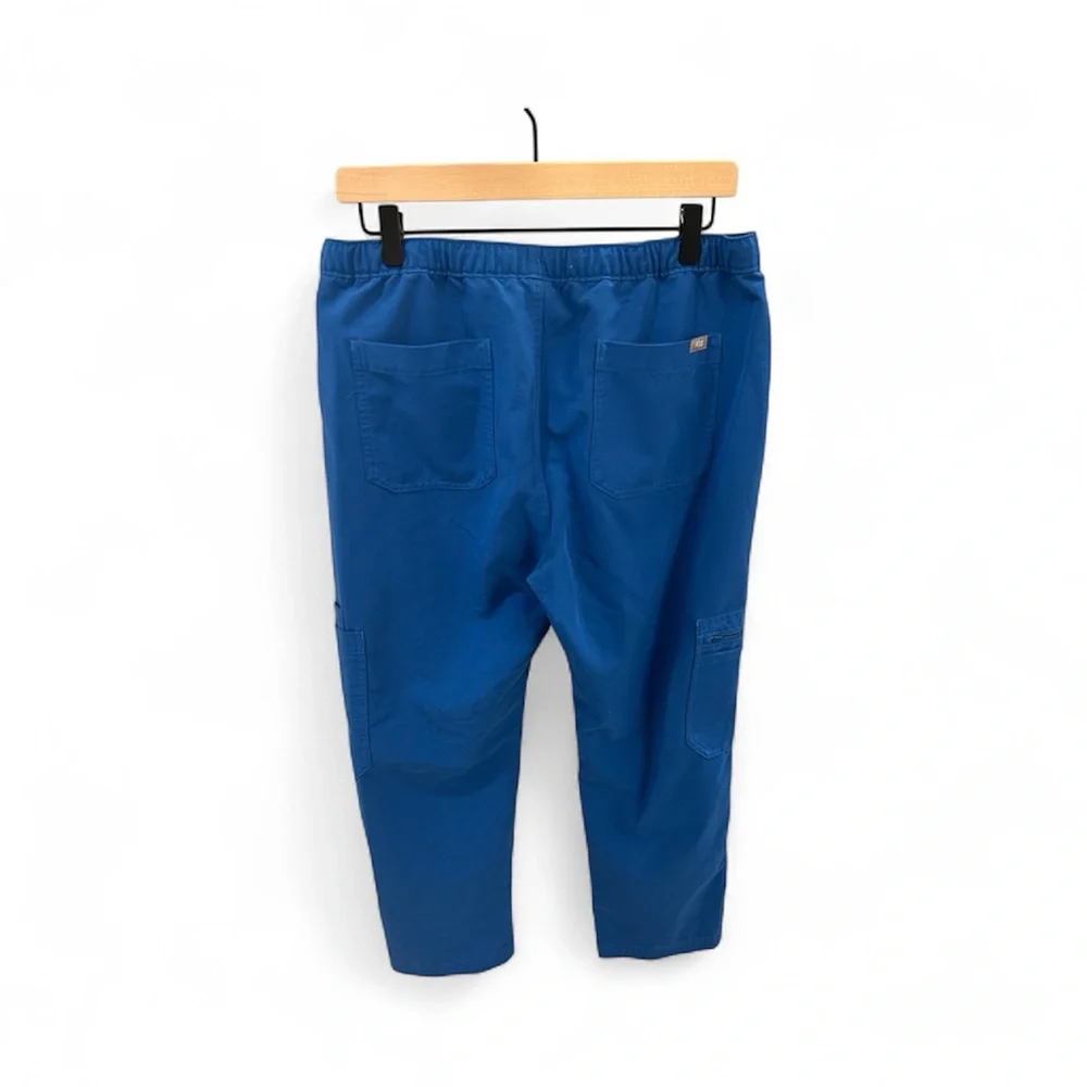 Men’s FIGS Technical Collection scrub pants - Medium